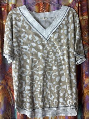 🐆BiBi tan & white leopard print short sleeve v-neck